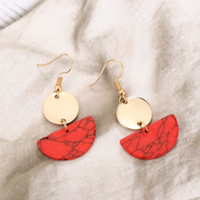Laden Sie das Bild in den Galerie-Viewer, AELIA | Goldene Statement Ohrhänger mit rotem Marmor Halbkreis und goldenen Plättchen