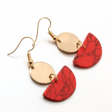 Laden Sie das Bild in den Galerie-Viewer, AELIA | Goldene Statement Ohrhänger mit rotem Marmor Halbkreis und goldenen Plättchen