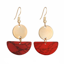 Laden Sie das Bild in den Galerie-Viewer, AELIA | Goldene Statement Ohrhänger mit rotem Marmor Halbkreis und goldenen Plättchen