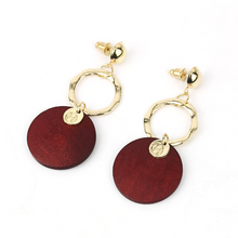 Laden Sie das Bild in den Galerie-Viewer, LENA | Schöne goldfarbene Indie Boho Ohrringe Ohrhänger mit roten Holz Anhängern