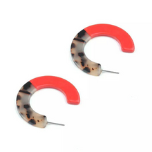 Laden Sie das Bild in den Galerie-Viewer, SIERRA | Statement Retro 60s Acryl Resin Harz Ohrringe Ohrhänger Creolen Leoparden Muster rot