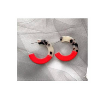 Laden Sie das Bild in den Galerie-Viewer, SIERRA | Statement Retro 60s Acryl Resin Harz Ohrringe Ohrhänger Creolen Leoparden Muster rot