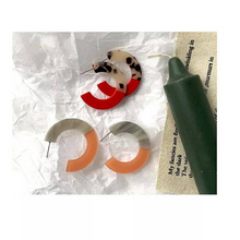 Laden Sie das Bild in den Galerie-Viewer, SIERRA | Statement Retro 60s Acryl Resin Harz Ohrringe Ohrhänger Creolen Leoparden Muster rot