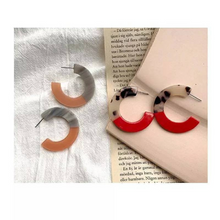 Laden Sie das Bild in den Galerie-Viewer, SIERRA | Statement Retro 60s Acryl Resin Harz Ohrringe Ohrhänger Creolen Leoparden Muster rot