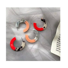 Laden Sie das Bild in den Galerie-Viewer, SIERRA | Statement Retro 60s Acryl Resin Harz Ohrringe Ohrhänger Creolen Leoparden Muster rot