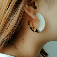 Laden Sie das Bild in den Galerie-Viewer, SIERRA | Statement Retro 60s Acryl Resin Harz Ohrringe Ohrhänger Creolen Leoparden Muster rot