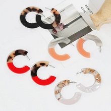 Laden Sie das Bild in den Galerie-Viewer, SIERRA | Statement Retro 60s Acryl Resin Harz Ohrringe Ohrhänger Creolen Leoparden Muster rot