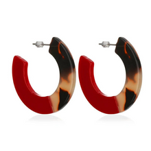 Laden Sie das Bild in den Galerie-Viewer, SIERRA | Statement Retro 60s Acryl Resin Harz Ohrringe Ohrhänger Creolen Leoparden Muster rot