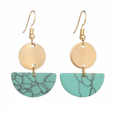 Laden Sie das Bild in den Galerie-Viewer, AELIA | Goldene Statement Ohrhänger mit Marmor türkis Halbkreis und goldenen Plättchen