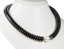 Laden Sie das Bild in den Galerie-Viewer, REGINA | Wunderschöne Gem.Chic Unikat Kette aus Hämatit in Radform mit Muschelkerperlen in Kugelform