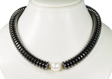 Laden Sie das Bild in den Galerie-Viewer, REGINA | Wunderschöne Gem.Chic Unikat Kette aus Hämatit in Radform mit Muschelkerperlen in Kugelform
