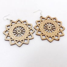 Laden Sie das Bild in den Galerie-Viewer, AMANDA | Ausgefallene Boho Stern Ohrringe Ohrhänger mit Brandmuster aus braunem Holz