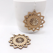 Laden Sie das Bild in den Galerie-Viewer, AMANDA | Ausgefallene Boho Stern Ohrringe Ohrhänger mit Brandmuster aus braunem Holz