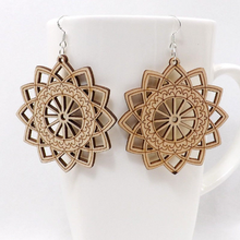 Laden Sie das Bild in den Galerie-Viewer, AMANDA | Ausgefallene Boho Stern Ohrringe Ohrhänger mit Brandmuster aus braunem Holz