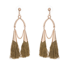 Laden Sie das Bild in den Galerie-Viewer, MAE | Coole Retro Bohemia Quasten Statement Ohrringe Ohrhänger Stecker gold grün khaki
