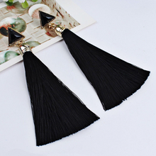 Laden Sie das Bild in den Galerie-Viewer, KIARA | Trendy Boho Ohrringe mit schwarzen Quasten