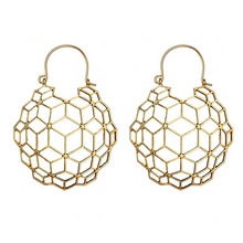 Laden Sie das Bild in den Galerie-Viewer, HONEY COMB | Besondere goldfarbene Statement Ohrringe im geometrischen Bienen Honigwaben 3D Design