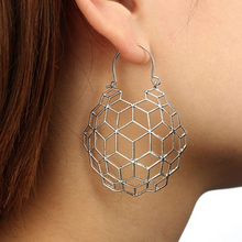 Laden Sie das Bild in den Galerie-Viewer, HONEY COMB | Besondere goldfarbene Statement Ohrringe im geometrischen Bienen Honigwaben 3D Design