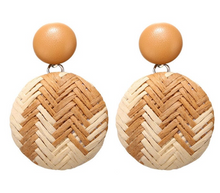 Laden Sie das Bild in den Galerie-Viewer, MOLLY | Handmade Ohrringe aus Bast mit Leder Ohrsteckern in braun beige