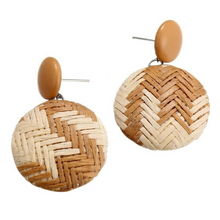 Laden Sie das Bild in den Galerie-Viewer, MOLLY | Handmade Ohrringe aus Bast mit Leder Ohrsteckern in braun beige