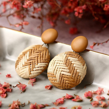 Laden Sie das Bild in den Galerie-Viewer, MOLLY | Handmade Ohrringe aus Bast mit Leder Ohrsteckern in braun beige