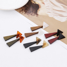 Laden Sie das Bild in den Galerie-Viewer, THEA | Außergewöhnliche braune Holz Ohrringe mit Acryl Harz Halterung geometrisch