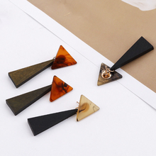 Laden Sie das Bild in den Galerie-Viewer, THEA | Außergewöhnliche braune Holz Ohrringe mit Acryl Harz Halterung geometrisch