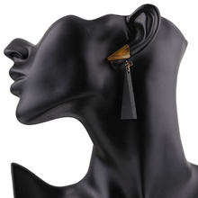 Laden Sie das Bild in den Galerie-Viewer, THEA | Außergewöhnliche braune Holz Ohrringe mit Acryl Harz Halterung geometrisch