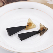 Laden Sie das Bild in den Galerie-Viewer, THEA | Außergewöhnliche braune Holz Ohrringe mit Acryl Harz Halterung geometrisch