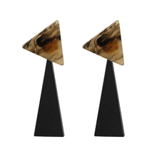 Laden Sie das Bild in den Galerie-Viewer, THEA | Außergewöhnliche braune Holz Ohrringe mit Acryl Harz Halterung geometrisch