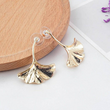 Laden Sie das Bild in den Galerie-Viewer, GINGKO | Schöne goldfarbene Hänger Ohrringe mit Gingko Blättern