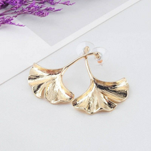Laden Sie das Bild in den Galerie-Viewer, GINGKO | Schöne goldfarbene Hänger Ohrringe mit Gingko Blättern