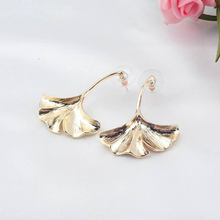 Laden Sie das Bild in den Galerie-Viewer, GINGKO | Schöne goldfarbene Hänger Ohrringe mit Gingko Blättern