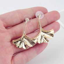 Laden Sie das Bild in den Galerie-Viewer, GINGKO | Schöne goldfarbene Hänger Ohrringe mit Gingko Blättern