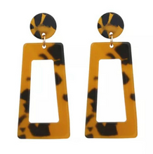 Laden Sie das Bild in den Galerie-Viewer, ELLIS | Coole geometrische Acryl Harz Ohrringe in braun schwarzem Leopardenmuster