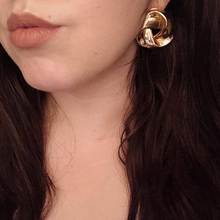 Laden Sie das Bild in den Galerie-Viewer, CLARE | Goldene French Retro Ohrringe mit Zopfmuster