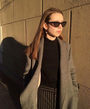 Laden Sie das Bild in den Galerie-Viewer, AUDREY | Klassisch elegante Creolen Ohrringe goldfarben mit weißen Perlen