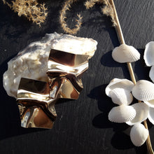 Laden Sie das Bild in den Galerie-Viewer, STRAIGHT EDGE | Coole goldfarbene Statement Ohrringe im Silk Look