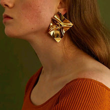 Laden Sie das Bild in den Galerie-Viewer, STRAIGHT EDGE | Coole goldfarbene Statement Ohrringe im Silk Look