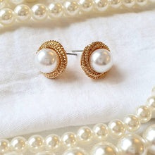 Laden Sie das Bild in den Galerie-Viewer, ALIETTE | Klassisch elegante Ohrstecker gold mit weißen Perlen