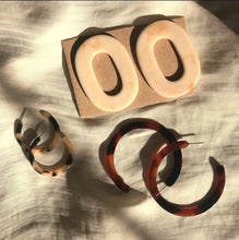 Laden Sie das Bild in den Galerie-Viewer, KENDALL | Coole Acryl Creolen Ohrringe mit beige braunem Leoparden Muster