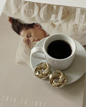 Laden Sie das Bild in den Galerie-Viewer, CLARE | Goldene French Retro Ohrringe mit Zopfmuster