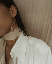 Laden Sie das Bild in den Galerie-Viewer, RUBENS | Kunstvolle Frauen Figur Ohrringe in gold