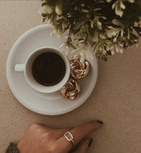 Laden Sie das Bild in den Galerie-Viewer, CLARE | Goldene French Retro Ohrringe mit Zopfmuster