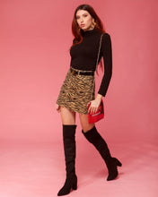 Laden Sie das Bild in den Galerie-Viewer, STRAIGHT EDGE | Coole goldfarbene Statement Ohrringe im Silk Look