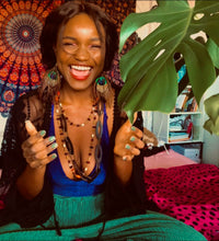 Laden Sie das Bild in den Galerie-Viewer, MAYSA | Tolle blau grüne Pfauen Feder Boho Statement Ohrringe Ohrhänger