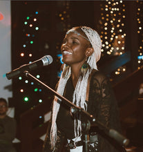 Laden Sie das Bild in den Galerie-Viewer, MAYSA | Tolle blau grüne Pfauen Feder Boho Statement Ohrringe Ohrhänger