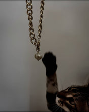 Laden Sie das Bild in den Galerie-Viewer, ESTELLE | Goldfarbene chunky chain Statement Halskette mit großer beiger Perle