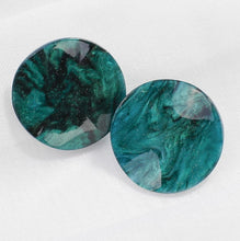 Laden Sie das Bild in den Galerie-Viewer, KENNEDY | Acryl Statement Ohrringe grün mit glitzerndem Galaxy Muster