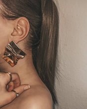 Laden Sie das Bild in den Galerie-Viewer, STRAIGHT EDGE | Coole goldfarbene Statement Ohrringe im Silk Look